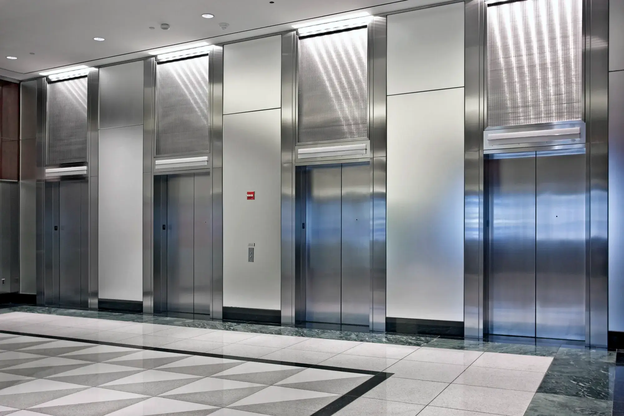 Лифты с автоматическими дверями