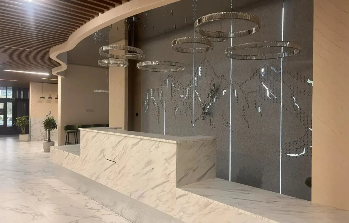 Холл здания где установлены лифты Syney